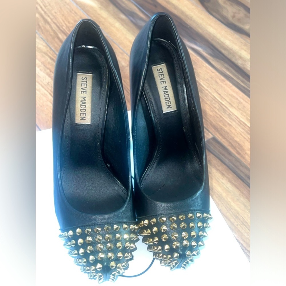 Black gold spikes genuine leather upper / women’s size 8